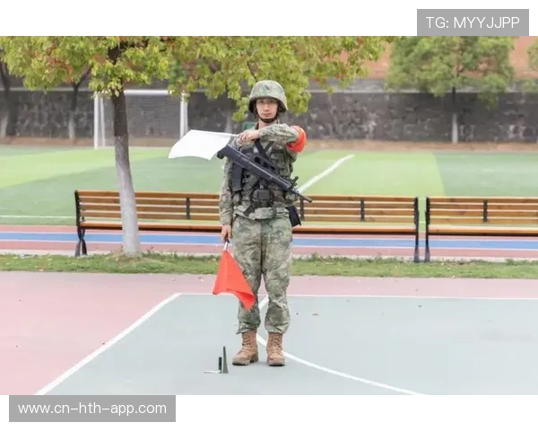 教练场边指挥手势，战术指令传递瞬间