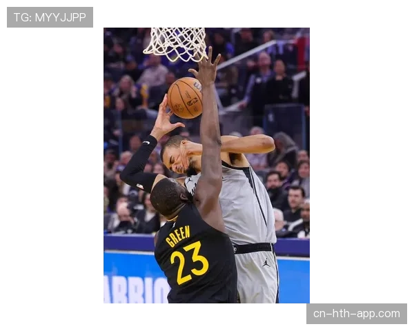 NBA：勇士大胜马刺，库里命中9记三分球砍下45分